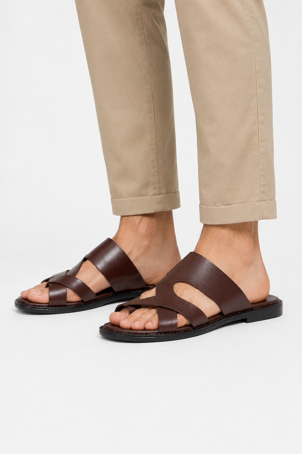 VALERIQUE | Sandales plates marron à brides croisées avec entredoigt