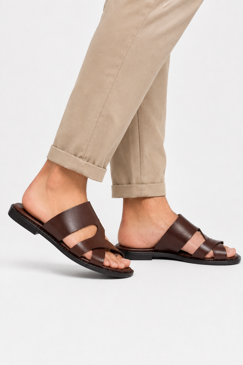 VALERIQUE | Sandales plates marron à brides croisées avec entredoigt