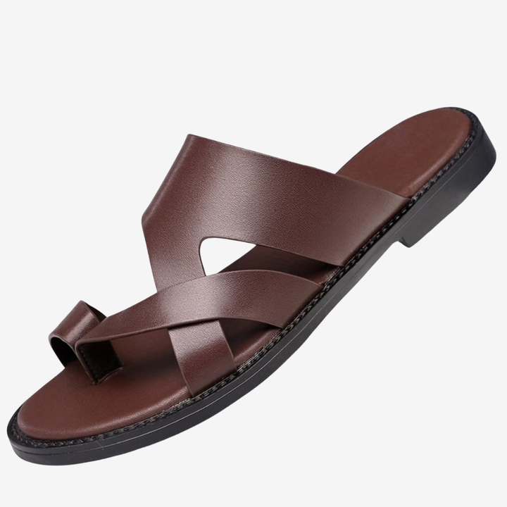 VALERIQUE | Sandales plates marron à brides croisées avec entredoigt