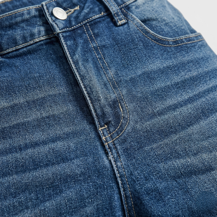 VALERIQUE | Homme short en jean bleu avec ourlets retroussés coupe ajustée pour usage quotidien