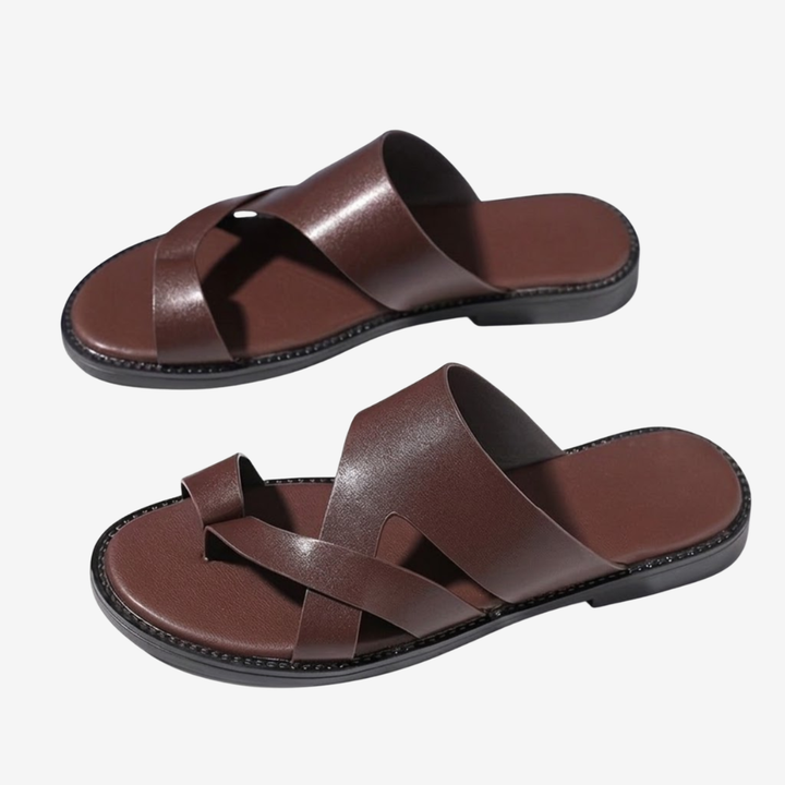 VALERIQUE | Sandales plates marron à brides croisées avec entredoigt