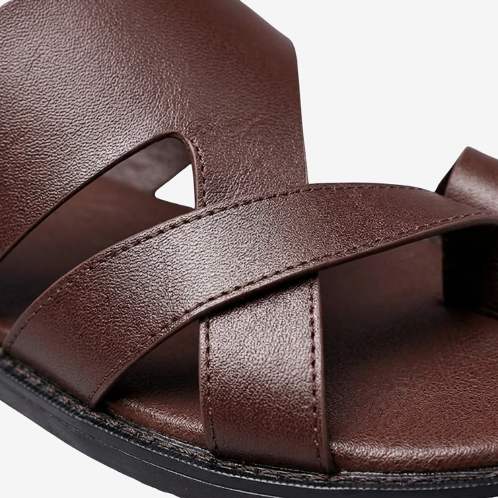 VALERIQUE | Sandales plates marron à brides croisées avec entredoigt